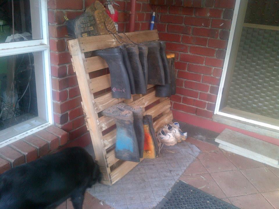 I made this from scratch. "Scratch" being a pallet and a bit of twine to tie it upright.